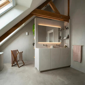 Tegelvloer met grote vierkante tegels in licht beige met subtiel mat oppervlak en fijne korrelstructuur.