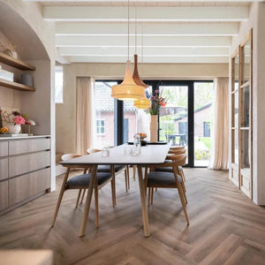 licht beige eiken visgraatvloer met natuurlijke houtstructuur en brede planken