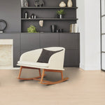 lichte beige eiken vloer met uniforme zachte structuur in moderne woonkamer met wit stoffen schommelstoel en antraciet grijze kast met decoratie