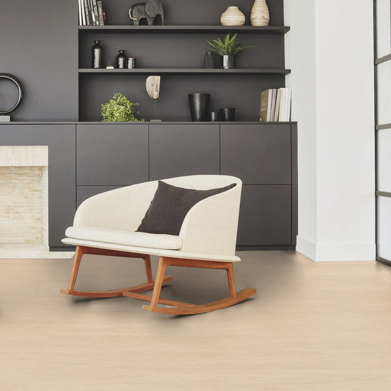 lichte beige eiken vloer met uniforme zachte structuur in moderne woonkamer met wit stoffen schommelstoel en antraciet grijze kast met decoratie
