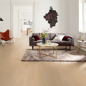 licht beige eiken vloer met subtiele houtnerfstructuur en matte afwerking in brede planken patroon
