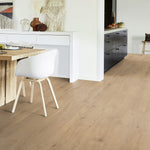 lichte beige eiken vloer met brede planken en subtiele structuur in een moderne eetkamer met witte meubels en natuurlijke decoraties