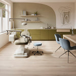 lichte beige eiken vloer met brede planken en subtiele houtnerfstructuur in moderne tandartspraktijk met groene kasten en lichtblauwe stoelen