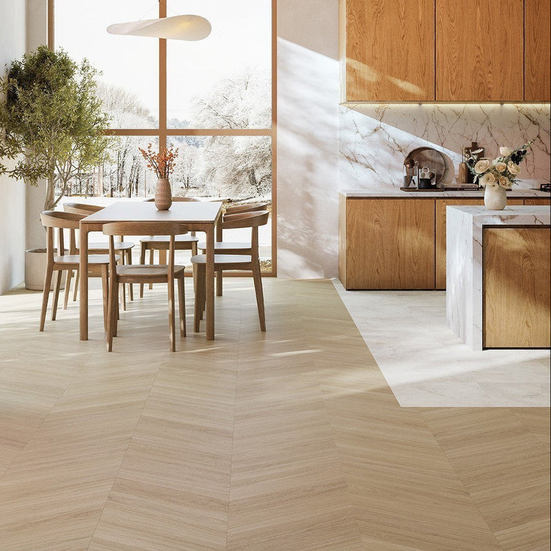 lichte beige eiken vloer met visgraatpatroon en subtiele houtstructuur in moderne keuken en eetkamer met grote ramen en marmerlook tegelvloer bij kookeiland