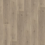 licht grijs bruin eiken vloer met natuurlijke houtstructuur en subtiele noesten, brede planken in recht gelegd patroon