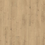 licht beige eiken vloer met rechte planken en subtiele houtnerven en knoesten, fijne natuurlijke houtstructuur zichtbaar