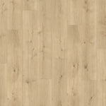lichte beige eiken vloer met brede planken en subtiele houtnerfstructuur met enkele noesten