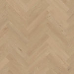licht beige eiken visgraatvloer met subtiele houtnerfstructuur en brede planken