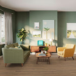 lichte grijsbruine houtachtige vloer met subtiele, rechte nerfstructuur en brede planken in moderne woonkamer met groene muren, lichtgroene bank en gele fauteuil