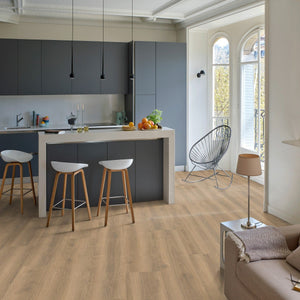 licht beige eiken vloer met fijne houtnerf en natuurlijke noesten, brede planken met matte uitstraling en subtiele structuur