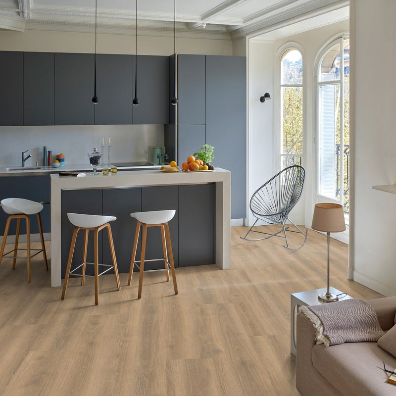 lichte beige eiken vloer met matte structuur en brede planken in een moderne woonkeuken met grijze kasten en veel natuurlijk licht vanuit grote ramen