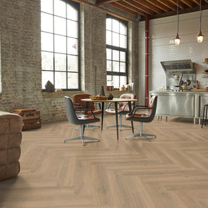 licht beige eiken vloer in visgraatpatroon met subtiele houtstructuur en natuurlijke noesten