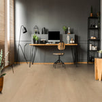 lichte beige eiken vloer met subtiele houtnerfstructuur in brede planken, gecombineerd met modern bureau en industriële details in een grijs interieur
