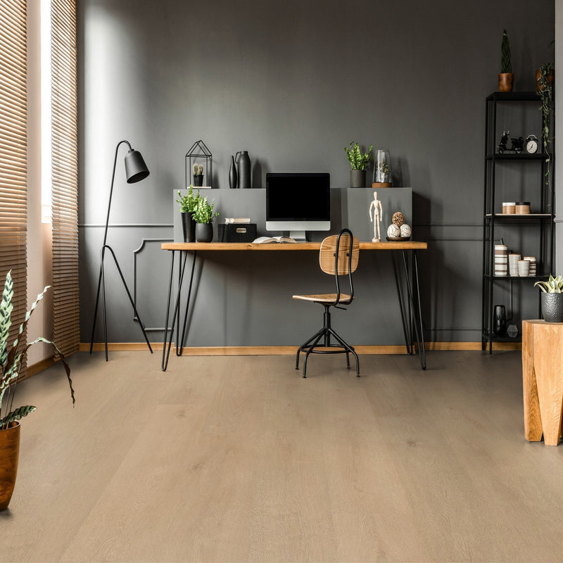 lichte beige eiken vloer met subtiele houtnerfstructuur in brede planken, gecombineerd met modern bureau en industriële details in een grijs interieur