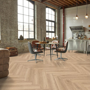 licht eiken visgraatvloer met natuurlijke houtstructuur en subtiele noesten in brede planken met een matte afwerking
