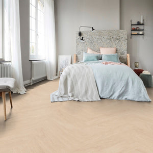 licht beige eiken vloer in visgraat patroon met matte, subtiele houtstructuur en smalle brede planken
