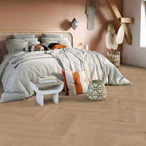 licht beige eiken visgraatvloer met subtiele houtstructuur en natuurlijke noesten, brede planken