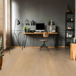 lichte beige eiken vloer met subtiele houtnerfstructuur in brede planken, modern kantoorinterieur met zwart metalen bureau en grijs geschilderde muur