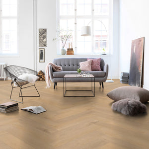 licht beige eiken vloer met visgraat patroon en subtiele houtnerf structuur