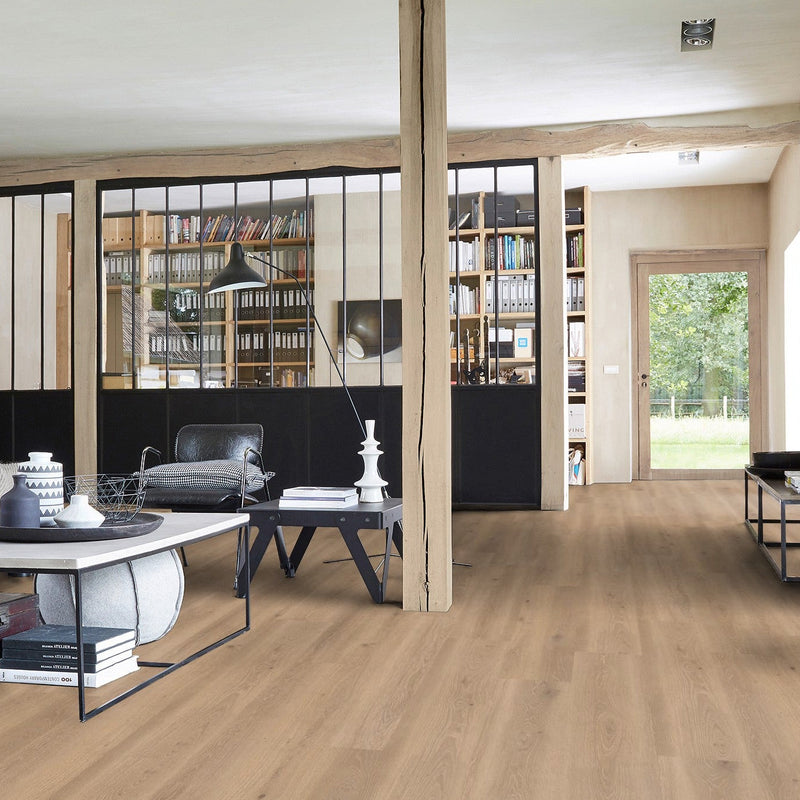 lichte eiken vloer met brede planken en een subtiele, natuurlijke houtstructuur in een ruime moderne woonkamer met zwarte metalen kamerafscheiding en lichte houten balken