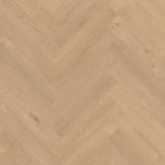 licht beige eiken vloer met visgraat patroon en subtiele houtnerf structuur