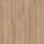 licht beige eiken vloer met rechte brede planken en een subtiele houtnerfstructuur met hier en daar kleine noesten
